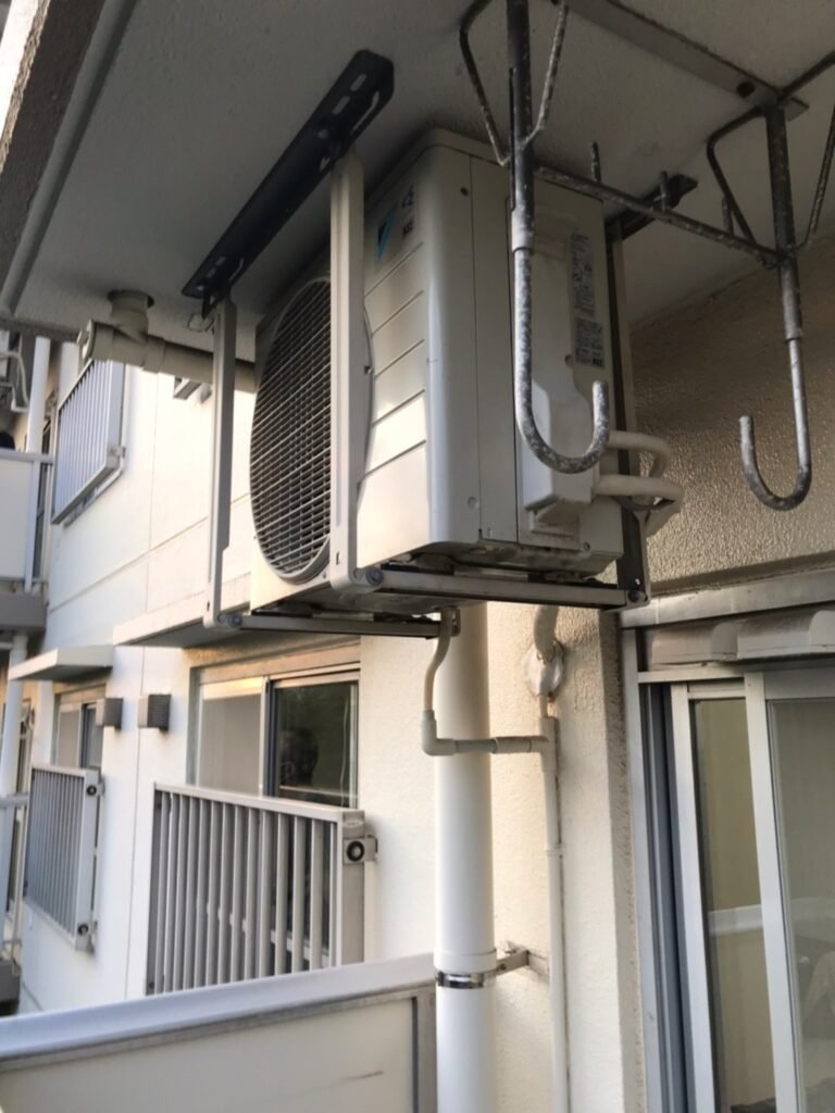千葉の家庭用エアコンの取付け取り外しは弊社千葉・東京エアコン取付けセンターにお任せください。10月4日は取付けの施工実績です。