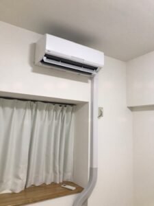 千葉の家庭用エアコンの取付け取り外しは弊社千葉・東京エアコン取付けセンターにお任せください。10月4日は室内配管カバー後取付けの施工実績です。
