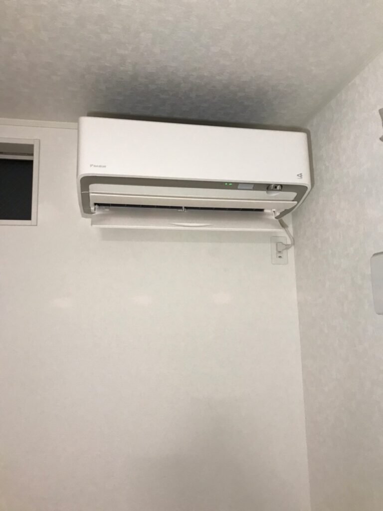 千葉の家庭用エアコンの取付け取り外しは弊社千葉・東京エアコン取付けセンターにお任せください。10月14日は取付けの施工実績です。