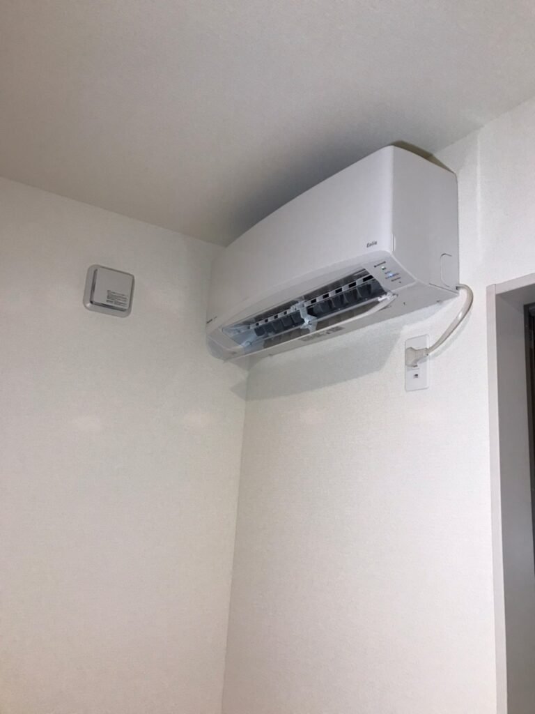 千葉の家庭用エアコンの取付け取り外しは弊社千葉・東京エアコン取付けセンターにお任せください。10月24日は取付けの施工実績です。