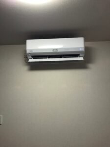 千葉の家庭用エアコンの取付け取り外しは弊社千葉・東京エアコン取付けセンターにお任せください。10月25日は取付けの施工実績です。