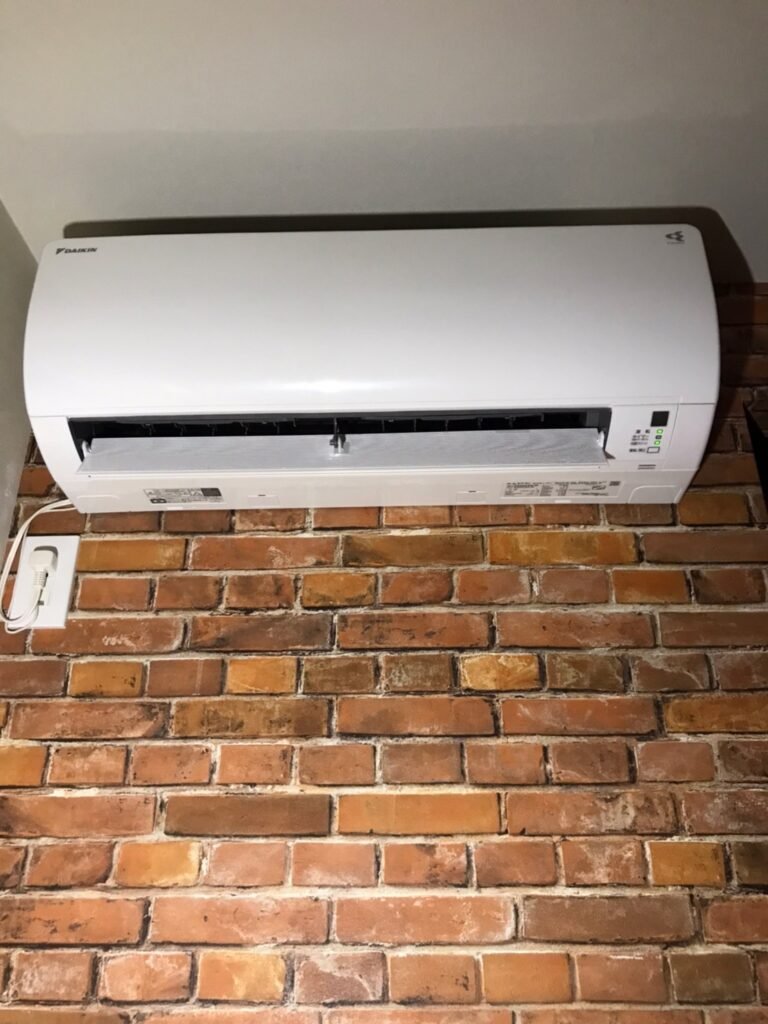 千葉の家庭用エアコンの取付け取り外しは弊社千葉・東京エアコン取付けセンターにお任せください。11月27日は取付けの施工実績です。