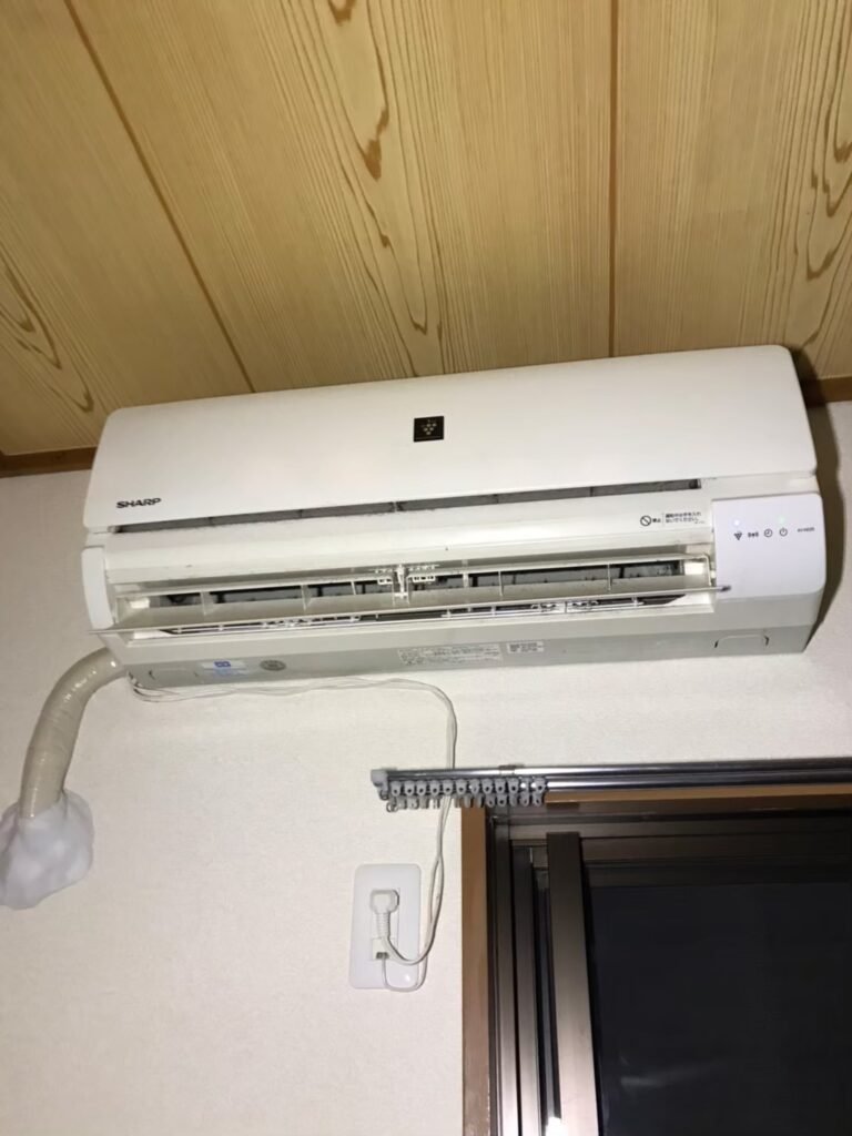 千葉の家庭用エアコンの取付け取り外しは弊社千葉・東京エアコン取付けセンターにお任せください。11月12日は移設の施工実績です。