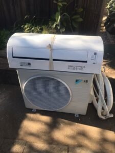 千葉の家庭用エアコンの取付け取り外しは弊社千葉・東京エアコン取付けセンターにお任せください。11月2日は取外しの施工実績です。