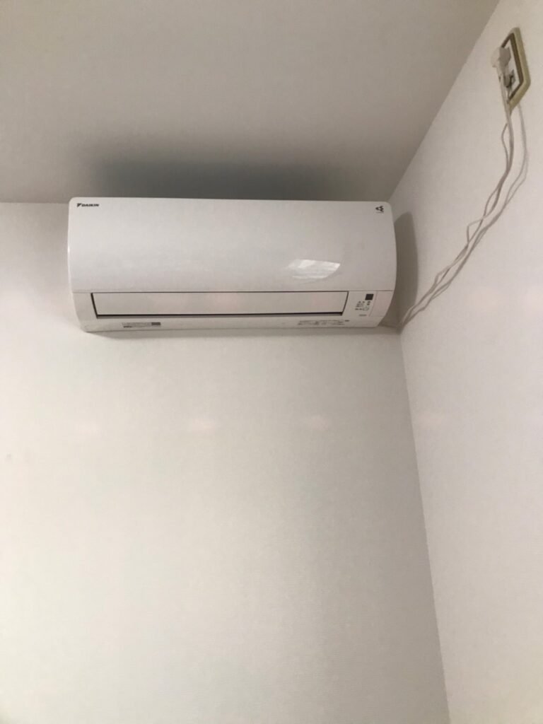 千葉の家庭用エアコンの取付け取り外しは弊社千葉・東京エアコン取付けセンターにお任せください。12月2日は取付けの施工実績です。