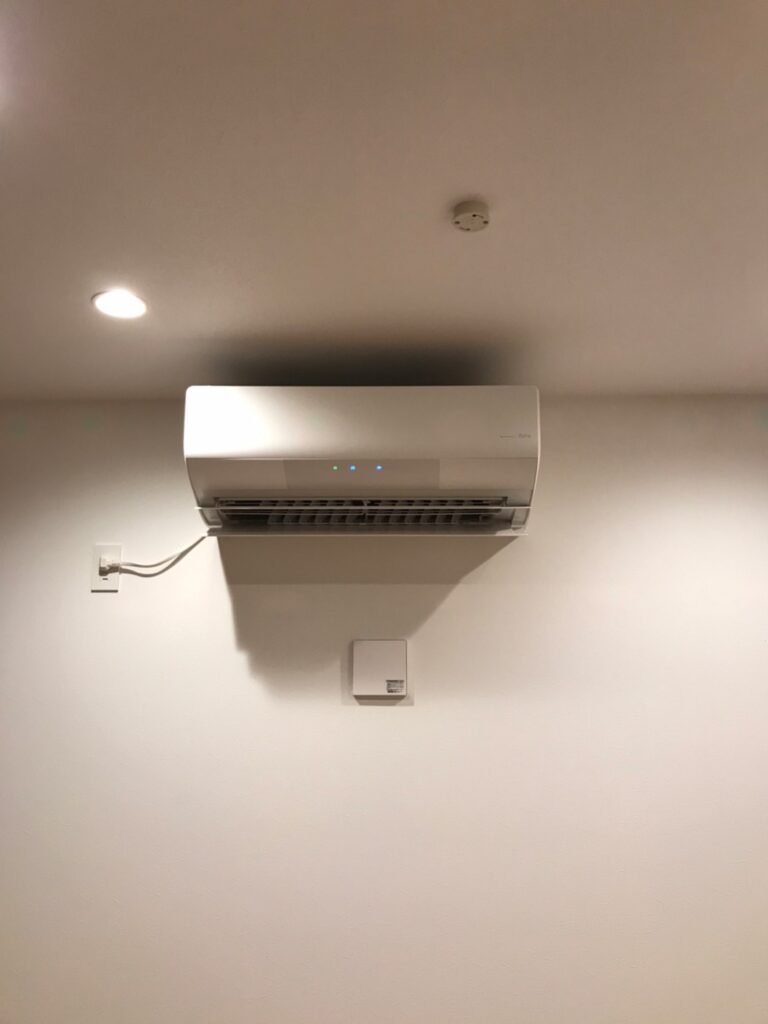 千葉の家庭用エアコンの取付け取り外しは弊社千葉・東京エアコン取付けセンターにお任せください。12月7日は取付けの施工実績です。