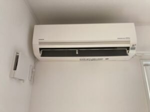 千葉の家庭用エアコンの取付け取り外しは弊社千葉・東京エアコン取付けセンターにお任せください。1月18日は移設の施工実績です。