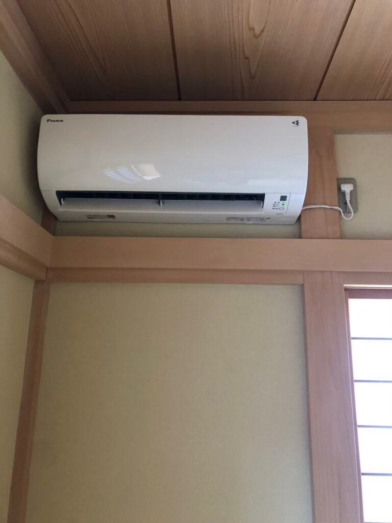 千葉の家庭用エアコンの取付け取り外しは弊社千葉・東京エアコン取付けセンターにお任せください。２月16日は移設の施工実績です。