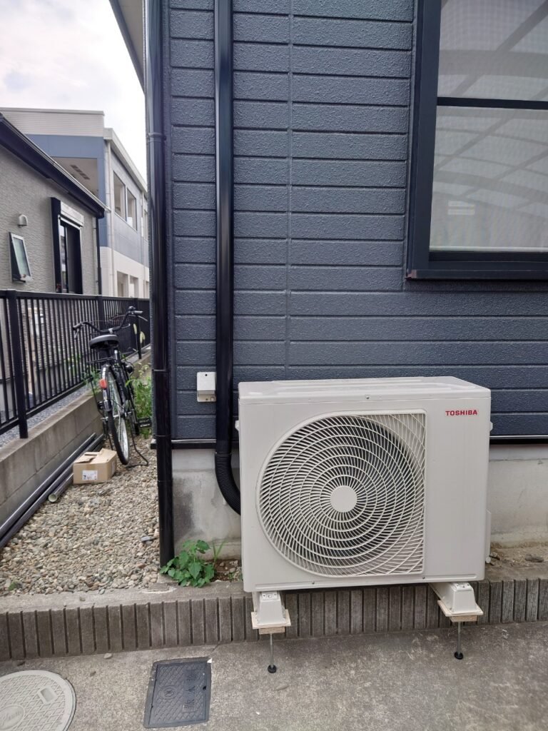 千葉/東京都の家庭用エアコンの取付け取り外しは弊社千葉・東京エアコン取付けセンターにお任せください。7月14日は室外機の施工実績です。