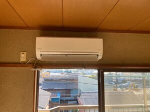 弊社は千葉・東京・埼玉のエリアで、　　　　　　　家庭用壁掛けエアコン『取付け／取外し／移設／クリーニング』　　　　　　　業務用エアコンクリーニング『1方向／4方向』これらを主軸で活動しています。　　　　　　　　　我々はお客様満足度を第一に考え、品質／接遇にこだわって1件1件こなしています。　　　　　　　　　　今回は7月27日のエアコンの取付け施工実績です。