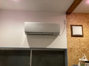 弊社は千葉・東京・埼玉のエリアで、　　　　　　　家庭用壁掛けエアコン『取付け／取外し／移設／クリーニング』　　　　　　　業務用エアコンクリーニング『1方向／4方向』　　　これらを主軸で活動しています。　　　　　　　　　我々はお客様満足度を第一に考え、品質／接遇にこだわって1件1件こなしています。　　　　　　　　　　今回は7月20日のエアコン取付けの施工実績です。