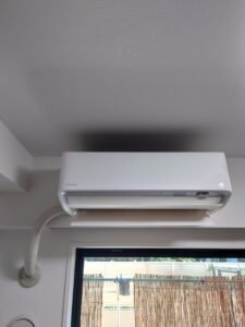 弊社は千葉・東京・埼玉のエリアで、　　　　　　　家庭用壁掛けエアコン『取付け／取外し／移設／クリーニング』　　　　　　　業務用エアコンクリーニング『1方向／4方向』これらを主軸で活動しています。　　　　　　　　　我々はお客様満足度を第一に考え、品質／接遇にこだわって1件1件こなしています。　　　　　　　　　　今回は７月29日のエアコン取付けの施工実績です。