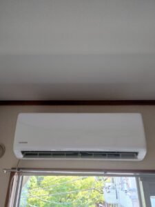 弊社は千葉・東京・埼玉のエリアで、　　　　　　　家庭用壁掛けエアコン『取付け／取外し／移設／クリーニング』　　　　　　　業務用エアコンクリーニング『1方向／4方向』　　　　　　これらを主軸で活動しています。　　　　　　　　　我々はお客様満足度を第一に考え、品質／接遇にこだわって1件1件こなしています。　　　　　　　　　　今回は7月18日のエアコン取付け1台の施工実績です。