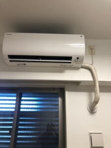 弊社は千葉・東京・埼玉のエリアで、　　　　　　　家庭用壁掛けエアコン『取付け／取外し／移設／クリーニング』　　　　　　　業務用エアコンクリーニング『1方向／4方向』 これらを主軸で活動しています。　　　　　　　　　我々はお客様満足度を第一に考え、 品質／接遇にこだわって1件1件こなしています。　　　　　　　　　　今回は7月24日のエアコン入れ替えの施工実績です。