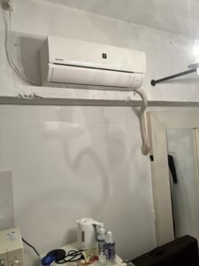 弊社は千葉・東京・埼玉のエリアで、　　　　　　　家庭用壁掛けエアコン『取付け／取外し／移設／クリーニング』　　　　　　　業務用エアコンクリーニング『1方向／4方向』これらを主軸で活動しています。　　　　　　　　　我々はお客様満足度を第一に考え、品質／接遇にこだわって1件1件こなしています。　　　　　　　　　　今回は7月28日のエアコンの移設施工実績です。