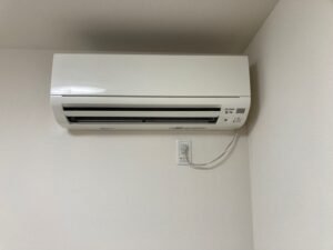 弊社は千葉・東京・埼玉のエリアで、　　　　　　　家庭用壁掛けエアコン『取付け／取外し／移設／クリーニング』　　　　　　　業務用エアコンクリーニング『1方向／4方向』　　　これらを主軸で活動しています。　　　　　　　　　我々はお客様満足度を第一に考え、品質／接遇にこだわって1件1件こなしています。　　　　　　　　　　今回は7月21日のエアコン取付けの施工実績です。