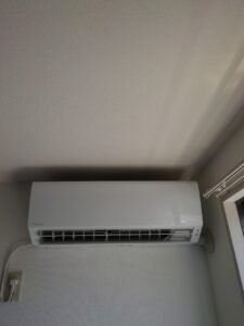 弊社は千葉・東京・埼玉のエリアで、　　　　　　　家庭用壁掛けエアコン『取付け／取外し／移設／クリーニング』　　　　　　　業務用エアコンクリーニング『1方向／4方向』これらを主軸で活動しています。　　　　　　　　　我々はお客様満足度を第一に考え、品質／接遇にこだわって1件1件こなしています。　　　　　　　　　　今回は7月25日のエアコン取付けの施工実績です。