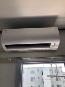 弊社は千葉・東京・埼玉のエリアで、　　　　　　　家庭用壁掛けエアコン『取付け／取外し／移設／クリーニング』　　　　　　　業務用エアコンクリーニング『1方向／4方向』これらを主軸で活動しています。　　　　　　　　　我々はお客様満足度を第一に考え、品質／接遇にこだわって1件1件こなしています。　　　　　　　　　　今回は7月25日のエアコン取付けの施工実績です。