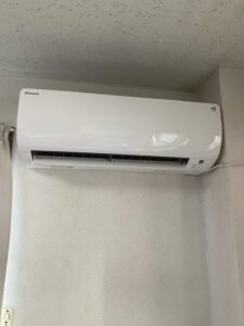 弊社は千葉・東京・埼玉のエリアで、　　　　　　　家庭用壁掛けエアコン『取付け／取外し／移設／クリーニング』　　　　　　　業務用エアコンクリーニング『1方向／4方向』　　　　　　これらを主軸で活動しています。　　　　　　　　　我々はお客様満足度を第一に考え、品質／接遇にこだわって1件1件こなしています。　　　　　　　　　　今回は7月17 日は取付け1台の施工実績です。