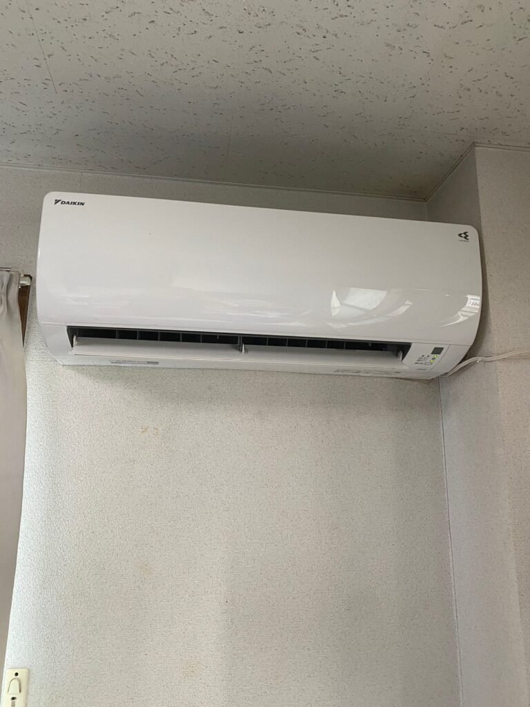 弊社は千葉・東京・埼玉のエリアで、　　　　　　　家庭用壁掛けエアコン『取付け／取外し／移設／クリーニング』　　　　　　　業務用エアコンクリーニング『1方向／4方向』　　　　　　これらを主軸で活動しています。　　　　　　　　　我々はお客様満足度を第一に考え、品質／接遇にこだわって1件1件こなしています。　　　　　　　　　　今回は7月17 日は取付け1台の施工実績です。