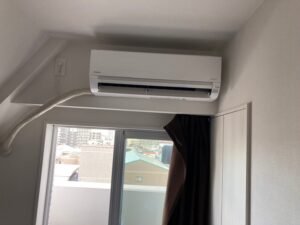 弊社は千葉・東京・埼玉のエリアで、　　　　　　　家庭用壁掛けエアコン『取付け／取外し／移設／クリーニング』　　　　　　　業務用エアコンクリーニング『1方向／4方向』　　　これらを主軸で活動しています。　　　　　　　　　我々はお客様満足度を第一に考え、品質／接遇にこだわって1件1件こなしています。　　　　　　　　　　今回は7月20日のエアコン取付けの施工実績です。