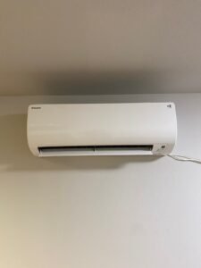弊社は千葉・東京・埼玉のエリアで、　　　　　　　家庭用壁掛けエアコン『取付け／取外し／移設／クリーニング』　　　　　　　業務用エアコンクリーニング『1方向／4方向』これらを主軸で活動しています。　　　　　　　　　我々はお客様満足度を第一に考え、品質／接遇にこだわって1件1件こなしています。　　　　　　　　　　今回は7月29日のエアコン取付けの施工実績です。