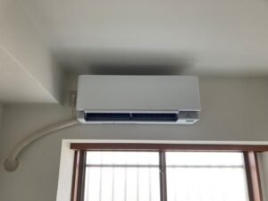 弊社は千葉・東京・埼玉のエリアで、　　　　　　　家庭用壁掛けエアコン『取付け／取外し／移設／クリーニング』　　　　　　　業務用エアコンクリーニング『1方向／4方向』これらを主軸で活動しています。　　　　　　　　　我々はお客様満足度を第一に考え、品質／接遇にこだわって1件1件こなしています。　　　　　　　　　　今回は7月26日のエアコン取付けの施工実績です。