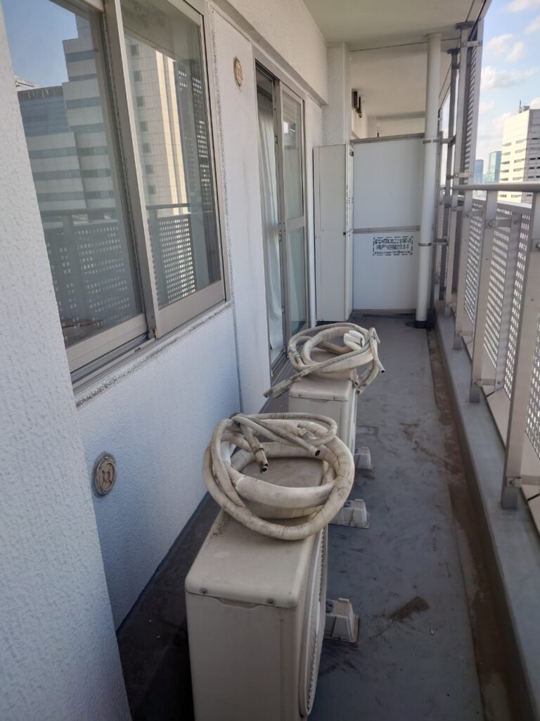 弊社は千葉・東京・埼玉のエリアで、　　　　　　　家庭用壁掛けエアコン『取付け／取外し／移設／クリーニング』　　　　　　　業務用エアコンクリーニング『1方向／4方向』　　　これらを主軸で活動しています。　　　　　　　　　我々はお客様満足度を第一に考え、品質／接遇にこだわって1件1件こなしています。　　　　　　　　　　今回は7月21日のエアコン取外しの施工実績です。