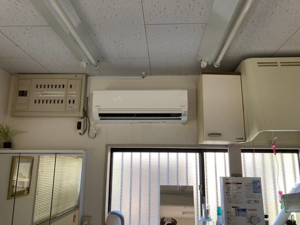 弊社は千葉・東京・埼玉のエリアで、　　　　　　　家庭用壁掛けエアコン『取付け／取外し／移設／クリーニング』　　　　　　　業務用エアコンクリーニング『1方向／4方向』　　　これらを主軸で活動しています。　　　　　　　　　我々はお客様満足度を第一に考え、品質／接遇にこだわって1件1件こなしています。　　　　　　　　　　今回は7月23日のエアコン入れ替えと専用回路の施工実績です。