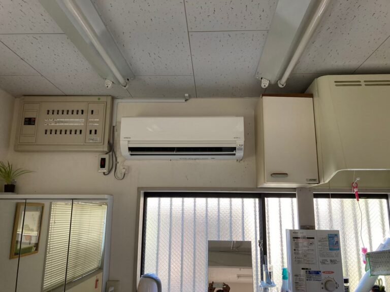 弊社は千葉・東京・埼玉のエリアで、　　　　　　　家庭用壁掛けエアコン『取付け／取外し／移設／クリーニング』　　　　　　　業務用エアコンクリーニング『1方向／4方向』　　　これらを主軸で活動しています。　　　　　　　　　我々はお客様満足度を第一に考え、品質／接遇にこだわって1件1件こなしています。　　　　　　　　　　今回は7月23日のエアコン入れ替えと専用回路の施工実績です。