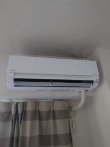 弊社は千葉・東京・埼玉のエリアで、　　　　　　　家庭用壁掛けエアコン『取付け／取外し／移設／クリーニング』　　　　　　　業務用エアコンクリーニング『1方向／4方向』　　　これらを主軸で活動しています。　　　　　　　　　我々はお客様満足度を第一に考え、品質／接遇にこだわって1件1件こなしています。　　　　　　　　　　今回は7月23日のエアコン入れ替えの施工実績です。