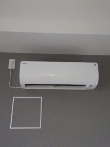 弊社は千葉・東京・埼玉のエリアで、　　　　　　　家庭用壁掛けエアコン『取付け／取外し／移設／クリーニング』　　　　　　　業務用エアコンクリーニング『1方向／4方向』これらを主軸で活動しています。　　　　　　　　　我々はお客様満足度を第一に考え、品質／接遇にこだわって1件1件こなしています。　　　　　　　　　　今回は7月27日のエアコン取付けの施工実績です。