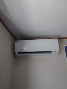 弊社は千葉・東京・埼玉のエリアで、　　　　　　　家庭用壁掛けエアコン『取付け／取外し／移設／クリーニング』　　　　　　　業務用エアコンクリーニング『1方向／4方向』これらを主軸で活動しています。　　　　　　　　　我々はお客様満足度を第一に考え、品質／接遇にこだわって1件1件こなしています。　　　　　　　　　　今回は７月29日のエアコン取付けの施工実績です。