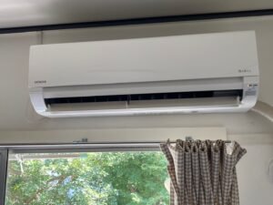 弊社は千葉・東京・埼玉のエリアで、　　　　　　　家庭用壁掛けエアコン『取付け／取外し／移設／クリーニング』　　　　　　　業務用エアコンクリーニング『1方向／4方向』　　　　　　これらを主軸で活動しています。　　　　　　　　　我々はお客様満足度を第一に考え、品質／接遇にこだわって1件1件こなしています。　　　　　　　　　　今回は7月19日のエアコン取付け1台の施工実績です。