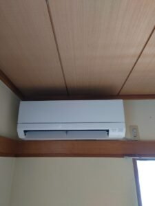 弊社は千葉・東京・埼玉のエリアで、　　　　　　　家庭用壁掛けエアコン『取付け／取外し／移設／クリーニング』　　　　　　　業務用エアコンクリーニング『1方向／4方向』　　　これらを主軸で活動しています。　　　　　　　　　我々はお客様満足度を第一に考え、品質／接遇にこだわって1件1件こなしています。　　　　　　　　　　今回は7月21日のエアコン取付けの施工実績です。