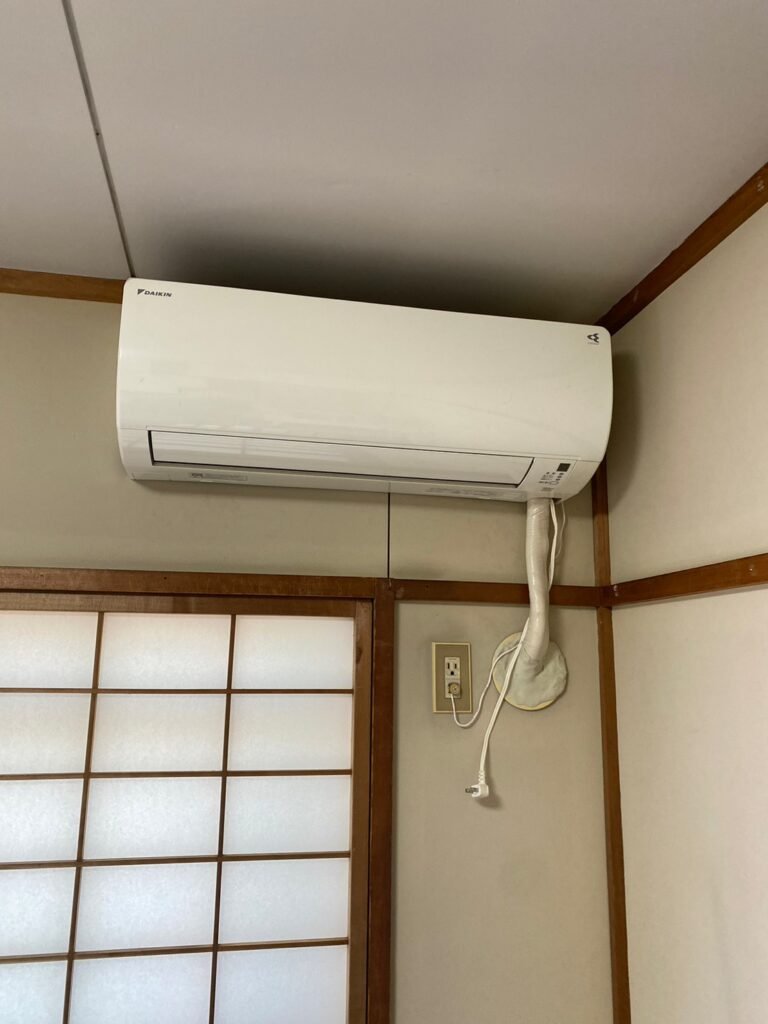 弊社は千葉・東京・埼玉のエリアで、　　　　　　　家庭用壁掛けエアコン『取付け／取外し／移設／クリーニング』　　　　　　　業務用エアコンクリーニング『1方向／4方向』　　　　　　これらを主軸で活動しています。　　　　　　　　　我々はお客様満足度を第一に考え、品質／接遇にこだわって1件1件こなしています。　　　　　　　　　　今回は7月17 日は取付け1台の施工実績です。