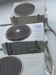 弊社は千葉・東京・埼玉のエリアで、　　　　　　　家庭用壁掛けエアコン『取付け／取外し／移設／クリーニング』　　　　　　　業務用エアコンクリーニング『1方向／4方向』　　　これらを主軸で活動しています。　　　　　　　　　我々はお客様満足度を第一に考え、品質／接遇にこだわって1件1件こなしています。　　　　　　　　　　今回は7月22日のエアコン入れ替えの施工実績です。