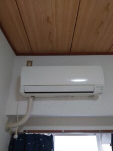 弊社は千葉・東京・埼玉のエリアで、　　　　　　　家庭用壁掛けエアコン『取付け／取外し／移設／クリーニング』　　　　　　　業務用エアコンクリーニング『1方向／4方向』 これらを主軸で活動しています。　　　　　　　　　我々はお客様満足度を第一に考え、 品質／接遇にこだわって1件1件こなしています。　　　　　　　　　　今回は7月日のエアコン移設の施工実績です。