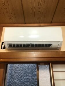弊社は千葉・東京・埼玉のエリアで、　　　　　　　家庭用壁掛けエアコン『取付け／取外し／移設／クリーニング』　　　　　　　業務用エアコンクリーニング『1方向／4方向』これらを主軸で活動しています。　　　　　　　　　我々はお客様満足度を第一に考え、品質／接遇にこだわって1件1件こなしています。　　　　　　　　　　今回は7月25日のエアコン取付けの施工実績です。