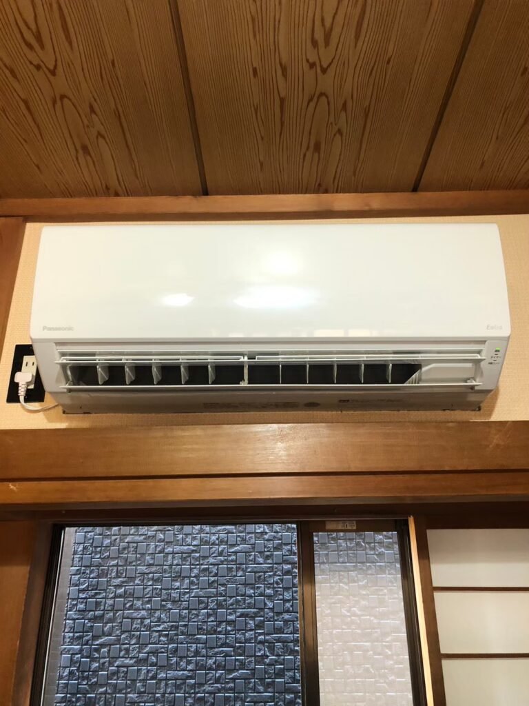 弊社は千葉・東京・埼玉のエリアで、　　　　　　　家庭用壁掛けエアコン『取付け／取外し／移設／クリーニング』　　　　　　　業務用エアコンクリーニング『1方向／4方向』これらを主軸で活動しています。　　　　　　　　　我々はお客様満足度を第一に考え、品質／接遇にこだわって1件1件こなしています。　　　　　　　　　　今回は7月25日のエアコン取付けの施工実績です。