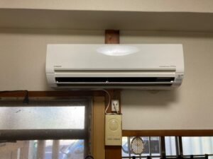 弊社は千葉・東京・埼玉のエリアで、　　　　　　　家庭用壁掛けエアコン『取付け／取外し／移設／クリーニング』　　　　　　　業務用エアコンクリーニング『1方向／4方向』これらを主軸で活動しています。　　　　　　　　　我々はお客様満足度を第一に考え、品質／接遇にこだわって1件1件こなしています。　　　　　　　　　　今回は7月24日のエアコン入れ替えの施工実績です。