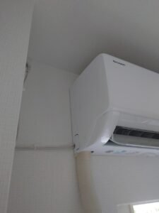 弊社は千葉・東京・埼玉のエリアで、　　　　　　　家庭用壁掛けエアコン『取付け／取外し／移設／クリーニング』　　　　　　　業務用エアコンクリーニング『1方向／4方向』　　　　　　これらを主軸で活動しています。　　　　　　　　　我々はお客様満足度を第一に考え、品質／接遇にこだわって1件1件こなしています。　　　　　　　　　　今回は7月18日のエアコン取付け1台の施工実績です。