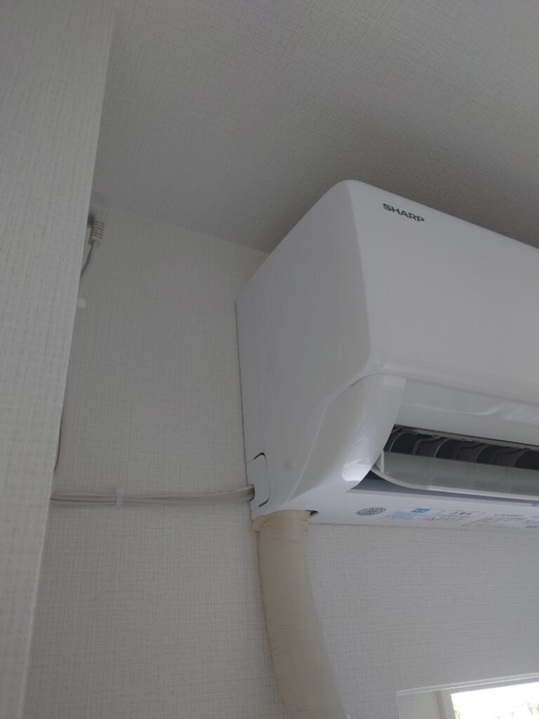 弊社は千葉・東京・埼玉のエリアで、　　　　　　　家庭用壁掛けエアコン『取付け／取外し／移設／クリーニング』　　　　　　　業務用エアコンクリーニング『1方向／4方向』　　　　　　これらを主軸で活動しています。　　　　　　　　　我々はお客様満足度を第一に考え、品質／接遇にこだわって1件1件こなしています。　　　　　　　　　　今回は7月18日のエアコン取付け1台の施工実績です。