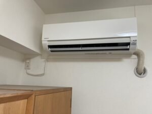 弊社は千葉・東京・埼玉のエリアで、　　　　　　　家庭用壁掛けエアコン『取付け／取外し／移設／クリーニング』　　　　　　　業務用エアコンクリーニング『1方向／4方向』　　　これらを主軸で活動しています。　　　　　　　　　我々はお客様満足度を第一に考え、品質／接遇にこだわって1件1件こなしています。　　　　　　　　　　今回は7月19日のエアコン取付けの施工実績です。